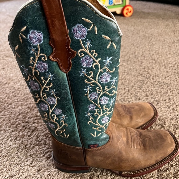 Woman’s boots - Picture 2 of 3